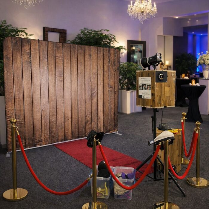 Fotobox-Aufbau in elegantem Saal mit Kronleuchtern
