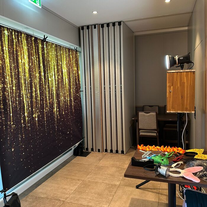 Fotobox vor goldenem Glitzervorhang im Flur einer Location
