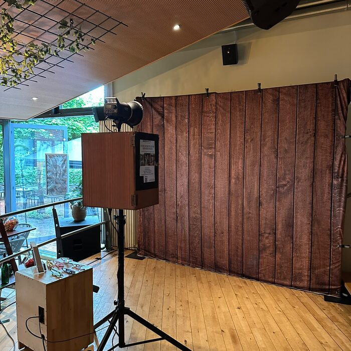 Fotobox-Aufbau in Restaurant mit Holz-Hintergrund
