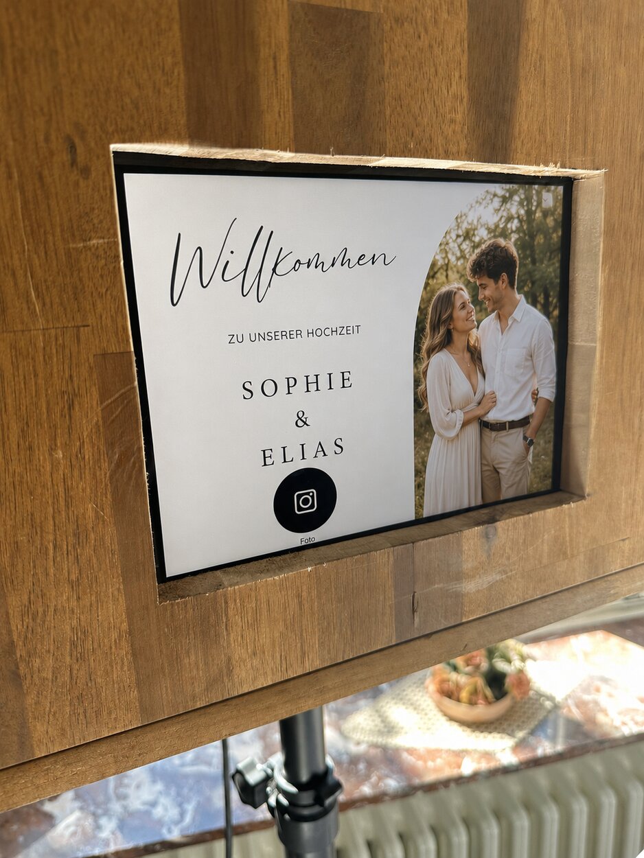 Nahaufnahme des Fotobox-Bildschirms mit individuellem Hochzeitsdesign